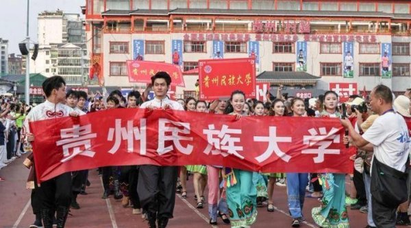 众团优配 从竞技到文化盛宴！贵州民族大学学子闪耀榕江“村超”赛场