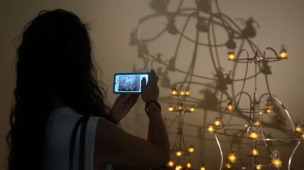 宏发证券 沪一美术馆引入“讲解神器”，可与人互动、拍照答疑