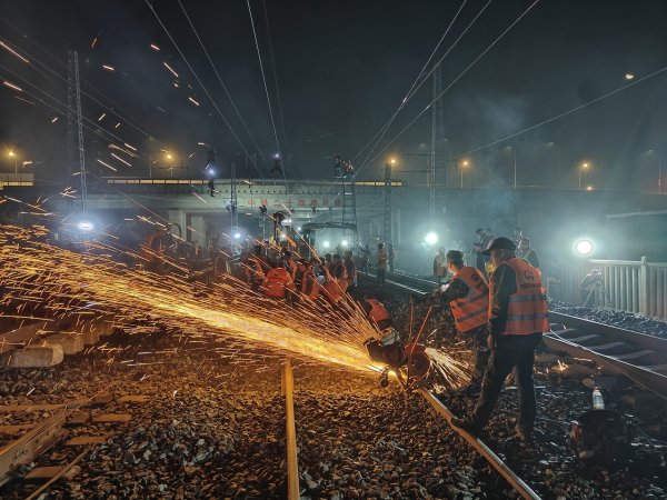 股融贷 北京市郊铁路副西线工程完成房山东站便线回拨施工